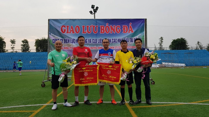 Hai đội trao cờ lưu niệm.