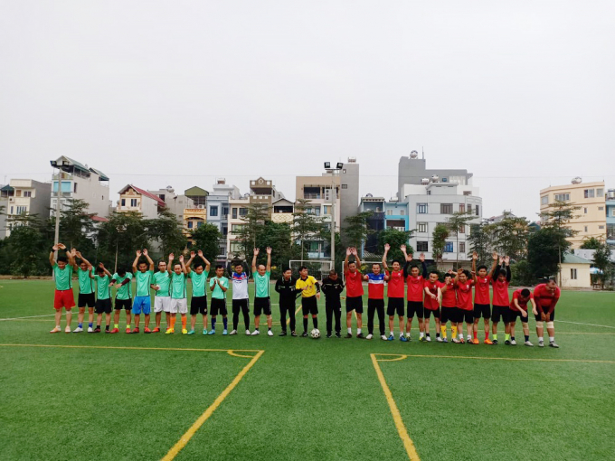 Đội h&igrave;nh ra s&acirc;n chuẩn bị bước v&agrave;o trận đấu.