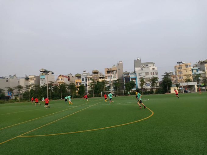 Một pha l&ecirc;n b&oacute;ng của Li&ecirc;n qu&acirc;n c&aacute;c nh&agrave; b&aacute;o tại H&agrave; nội.