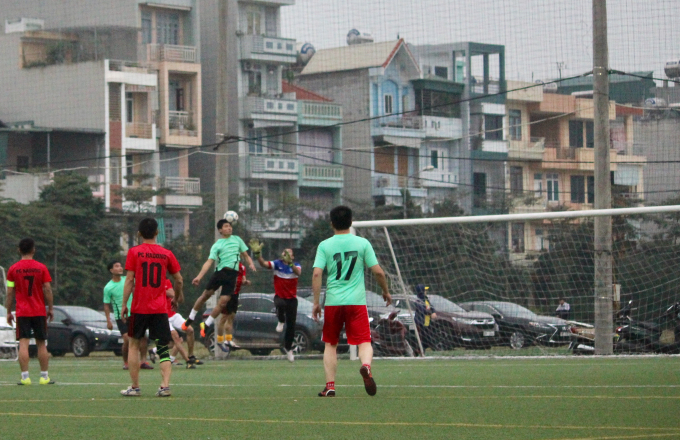 Pha bật cao đ&aacute;nh đầu ghi b&agrave;n của cầu thủ Mạnh Lực.