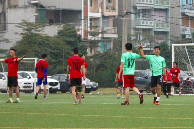 Ch&uacute;c mừng b&agrave;n thắng của đồng đội.