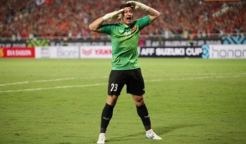 Kiểu ch&agrave;o nh&agrave; binh của Đặng Văn L&acirc;m gợi nhớ đến h&igrave;nh ảnh ăn mừng b&agrave;n thắng của tiền vệ t&agrave;i hoa Nguyễn Hồng Sơn.