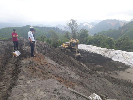 Rất nhiều b&ugrave;n thải của C&ocirc;ng ty TNHH Thiếc H&agrave; An tập kết tr&ecirc;n n&uacute;i