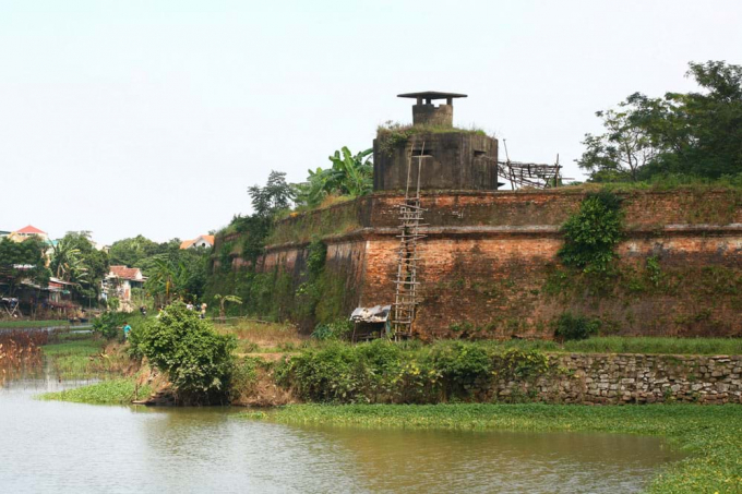 L&ocirc; cốt từ thời chiến ngay s&aacute;t cửa An H&ograve;a (ph&iacute;a Bắc).&nbsp;