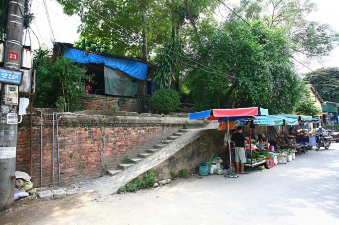 X&acirc;y nh&agrave; ở thượng th&agrave;nh c&oacute; cả cầu thang đi l&ecirc;n -&nbsp;đường &Ocirc;ng &Iacute;ch Khi&ecirc;m, khu vực Đ&ocirc;ng Nam giữa cửa Thượng Tứ v&agrave; cửa Đ&ocirc;ng Ba.&nbsp;