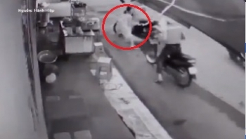 Clip: Người phụ nữ dũng cảm khiến hai tên trộm xe bỏ chạy thục mạng