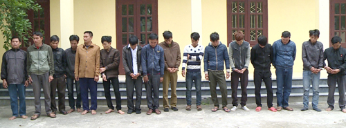 C&aacute;c đối tượng tham gia sới bạc. (Ảnh: C&ocirc;ng an Thanh H&oacute;a)