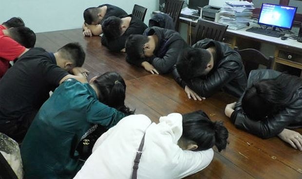 Nh&oacute;m đối tượng tại cơ quan điều tra.