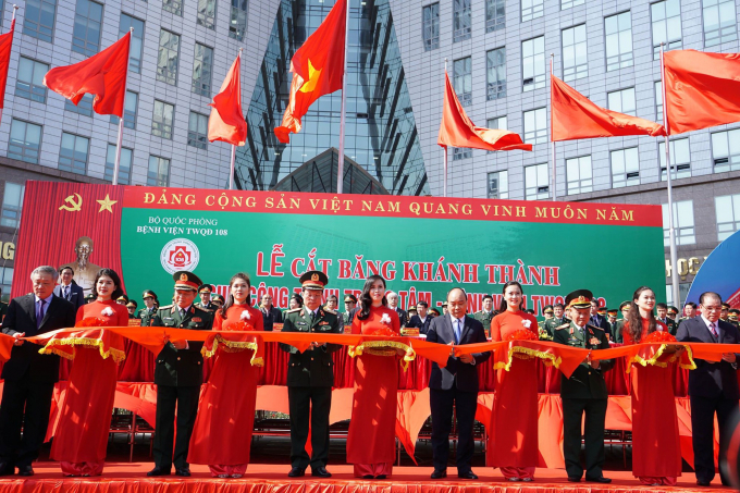 Thủ tướng tham dự cắt băng kh&aacute;nh th&agrave;nh Cục c&ocirc;ng tr&igrave;nh trung t&acirc;m - t&ograve;a nh&agrave; bệnh viện hiện đại bậc nhất Việt Nam.