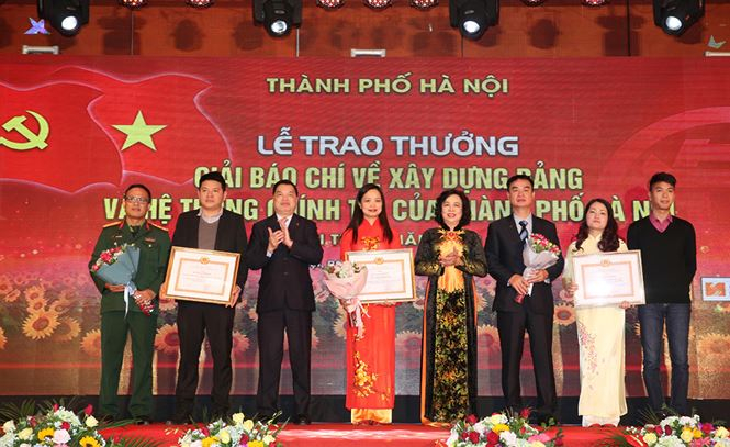 Ph&oacute; B&iacute; thư Thường trực Th&agrave;nh ủy H&agrave; Nội Ng&ocirc; Thị Thanh Hằng v&agrave; Ph&oacute; Trưởng ban Tuy&ecirc;n gi&aacute;o Trung ương L&ecirc; Mạnh H&ugrave;ng trao giải A b&aacute;o ch&iacute; về X&acirc;y dựng Đảng v&agrave; hệ thống ch&iacute;nh trị của th&agrave;nh phố H&agrave; Nội
