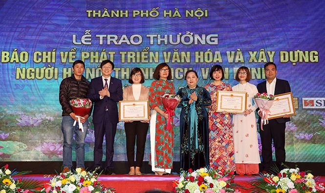 Ph&oacute; B&iacute; thư Th&agrave;nh ủy, Chủ tịch HĐND th&agrave;nh phố H&agrave; Nội Nguyễn Thị B&iacute;ch Ngọc v&agrave; Ph&oacute; Chủ tịch Thường trực Hội Nh&agrave; b&aacute;o Việt Nam Hồ Quang Lợi trao giải A cho c&aacute;c t&aacute;c giả c&oacute; t&aacute;c phẩm đoạt giải về Ph&aacute;t triển văn ho&aacute; v&agrave; x&acirc;y dựng người H&agrave; Nội thanh lịch, văn minh