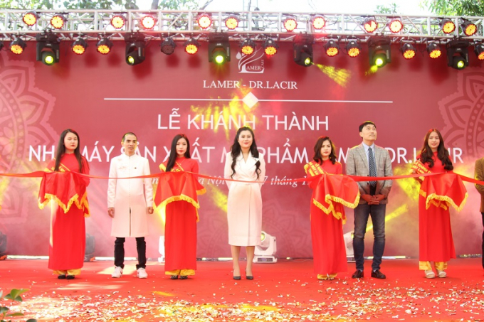 Cắt băng kh&aacute;nh th&agrave;nh nh&agrave; m&aacute;y sản xuất mỹ phẩm Dr. Lacir.&nbsp;