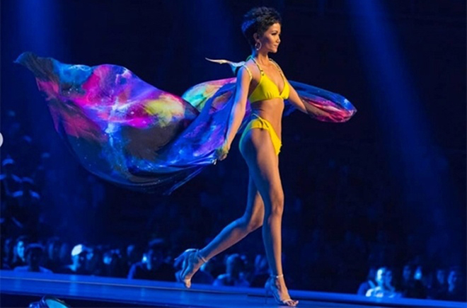 H'Hen Ni&ecirc; tự tin tr&ecirc;n s&acirc;n khẩu Miss Universe 2018.