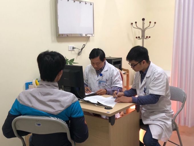 PGS.TS Nguyễn Quang (ngồi giữa) kh&aacute;m cho một bệnh nh&acirc;n.&nbsp;