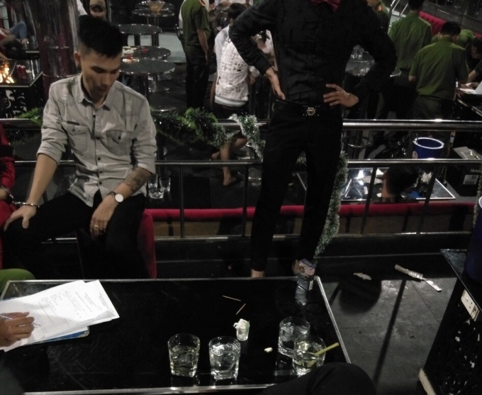 Ma t&uacute;y đang được b&agrave;y, sử dụng tr&ecirc;n b&agrave;n.