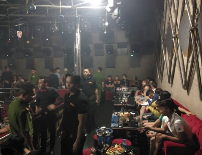 Bữa tiệc ma t&uacute;y của d&acirc;n chơi bị cơ quan c&ocirc;ng an ph&aacute;t hiện trong qu&aacute;n bar.