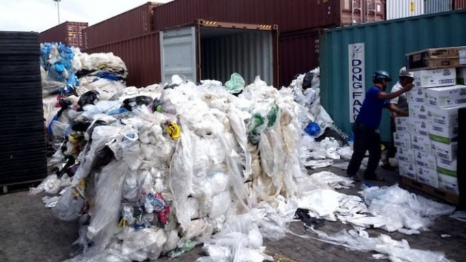 Với t&igrave;nh trạng &ugrave;n ứ h&agrave;ng ng&agrave;n container phế liệu cần một giải ph&aacute;p mạnh tay