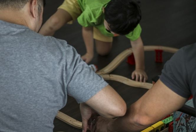 Singapore đ&atilde; c&oacute; quyết định đột ph&aacute; khi cho một cặp đ&ocirc;i đồng t&iacute;nh nhận con nu&ocirc;i. Ảnh minh họa.