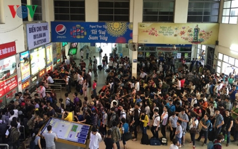 Để đ&aacute;p ứng nhu cầu đi lại của người d&acirc;n, c&aacute;c bến xe H&agrave; Nội đ&atilde; l&ecirc;n kế hoạch tăng cường&nbsp;khoảng 3.500 lượt xe, việc đi lại của người d&acirc;n dịp Tết sẽ bớt &ldquo;n&oacute;ng?