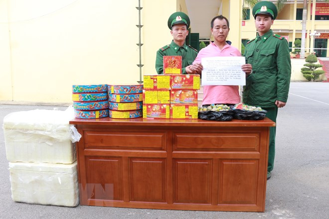 Đối tượng Xu Hua Zhuan (Hứa Hoa Truyền) c&ugrave;ng tang vật bị bắt giữ. (Nguồn: TTXVN ph&aacute;t)