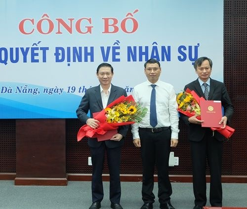 &Ocirc;ng Đo&agrave;n Ngọc H&ugrave;ng Anh (ngo&agrave;i c&ugrave;ng b&ecirc;n phải) nhận quyết định bổ nhiệm l&agrave;m Ch&aacute;nh Văn ph&ograve;ng UBND TP Đ&agrave; Nẵng. Ảnh: danang.gov.vn.