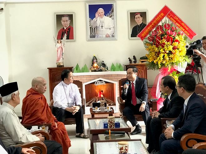 Chủ tịch UBTW MTTQ Việt Nam ch&uacute;c mừng Gi&aacute;ng sinh tại t&ograve;a Gi&aacute;m mục Ph&uacute; Cường.