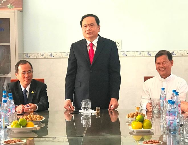 &Ocirc;ng Trần Thanh Mẫn ph&aacute;t biểu ch&uacute;c mừng lễ Gi&aacute;ng sinh tại Nh&agrave; thờ Giuse phường H&ograve;a Ph&uacute;, TP Thủ Dầu Một, tỉnh B&igrave;nh Dương.&nbsp;