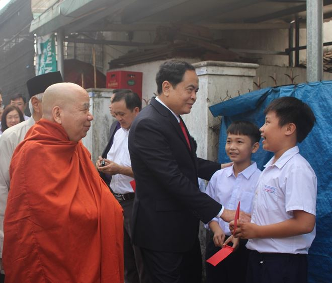 Chủ tịch UBTW MTTQ Việt Nam Trần Thanh Mẫn ch&uacute;c mừng lễ Gi&aacute;ng sinh c&aacute;c em tại Nh&agrave; T&igrave;nh thương- Tổ đo&agrave;n kết Thuận An.