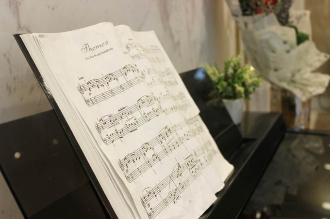 Từ bộ b&agrave;n ghế cao cấp ngay đại sảnh để cư d&acirc;n c&oacute; kh&ocirc;ng gian tiếp kh&aacute;ch, đến chiếc đ&agrave;n piano thỉnh thoảng v&uacute;t l&ecirc;n thanh &acirc;m tuyệt sắc mang lại x&uacute;c cảm như đứng giữa một kh&aacute;n ph&ograve;ng.