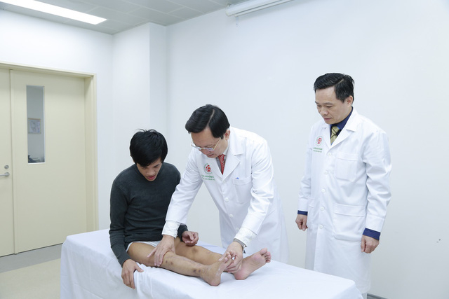 Đ&ocirc;i ch&acirc;n của bệnh nh&acirc;n đ&atilde; được k&eacute;o thẳng, bằng nhau gi&uacute;p bệnh nh&acirc;n c&oacute; thể tự đi lại.