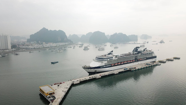 Vị kh&aacute;ch quốc tế thứ 15 triệu đ&atilde; đến Việt Nam tr&ecirc;n con t&agrave;u 5 sao Celebrity Millennium thuộc h&atilde;ng t&agrave;u Royal Caribean cập cảng t&agrave;u kh&aacute;ch du lịch quốc tế chuy&ecirc;n biệt Hạ Long, Quảng Ninh v&agrave;o 11h trưa nay (19/12)
