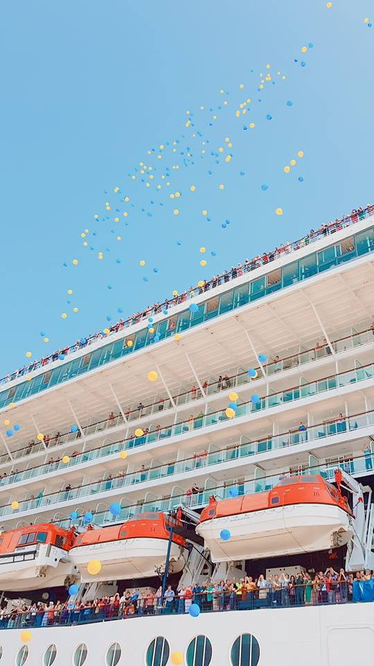 Du kh&aacute;ch tỏ ra h&agrave;i l&ograve;ng với sự đ&oacute;n tiếp chu đ&aacute;o của BTC.