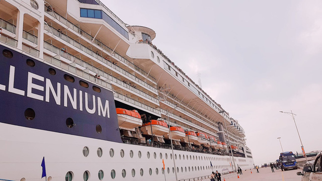 T&agrave;u 5 sao Celebrity Millennium thuộc h&atilde;ng t&agrave;u Royal Caribean mang theo gần 3.000 kh&aacute;ch v&agrave; thủy thủ đo&agrave;n.