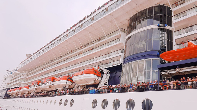 Ngay khi t&agrave;u đang cập bến h&agrave;nh kh&aacute;ch tr&ecirc;n t&agrave;u đ&atilde; &ugrave;a ra h&agrave;nh lang, boong t&agrave;u.