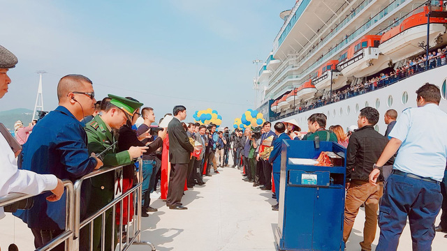 Đ&iacute;ch th&acirc;n l&atilde;nh đạo Bộ VH TT - DL, tỉnh Quảng Ninh...ra tận ch&acirc;n cầu t&agrave;u để đ&oacute;n vị kh&aacute;ch quan trọng.