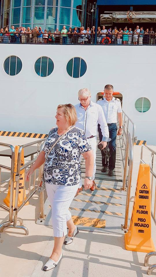 Những vị kh&aacute;ch đầu ti&ecirc;n đặt ch&acirc;n xuống cầu cảng