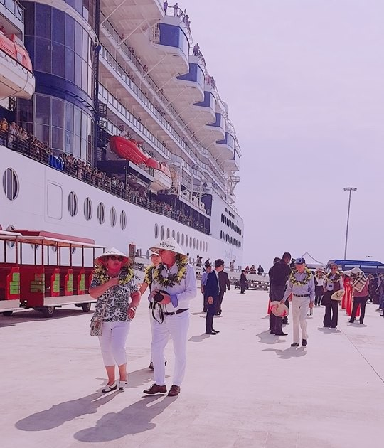 Đ&iacute;ch th&acirc;n l&atilde;nh đạo Bộ VHTT-DL, tỉnh Quảng Ninh ra tận cầu t&agrave;u đ&oacute;n v&agrave; tặng hoa du kh&aacute;ch.