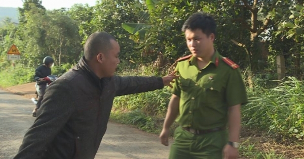 Nam thanh niên vi phạm giao thông còn đánh CSGT