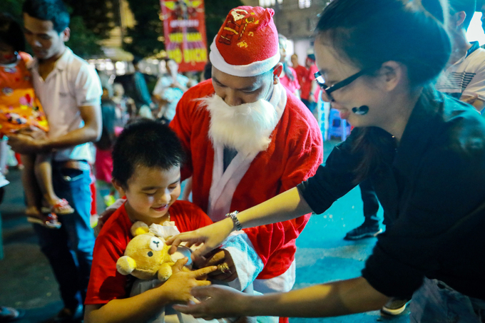 Tại Bệnh viện Ung Bướu TP HCM, c&aacute;c nh&acirc;n vi&ecirc;n của bệnh viện đ&atilde; h&oacute;a trang th&agrave;nh &ocirc;ng gi&agrave; Noel để tặng gần 200 phần qu&agrave; cho c&aacute;c bệnh nhi đ&oacute;n Gi&aacute;ng sinh sớm.