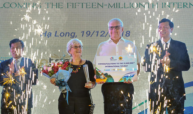 Vị kh&aacute;ch quốc tế thứ 15 triệu đến Việt Nam l&agrave; &ocirc;ng James Kopenec, du kh&aacute;ch mang quốc tịch Mỹ đi c&ugrave;ng vợ l&agrave; b&agrave; Hermine Kopenec.