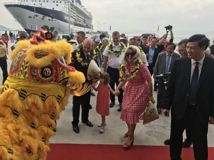 C&aacute;c du kh&aacute;ch th&iacute;ch th&uacute;, kh&aacute;m ph&aacute; mảnh đất chữ S xinh đẹp.