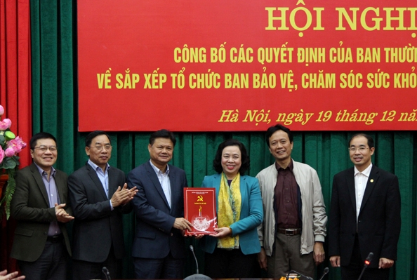 Ph&oacute; B&iacute; thư Thường trực Th&agrave;nh ủy Ng&ocirc; Thị Thanh Hằng trao Quyết định kiện to&agrave;n Ban Bảo vệ, chăm s&oacute;c sức khỏe c&aacute;n bộ th&agrave;nh phố H&agrave; Nội.