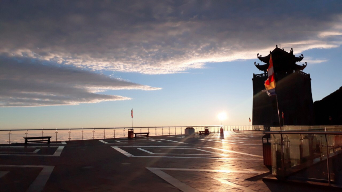 Khi b&igrave;nh minh l&oacute; rạng sau biển m&acirc;y trắng bồng bềnh phủ k&iacute;n d&atilde;y Ho&agrave;ng Li&ecirc;n, bạn sẽ được chứng kiến cả Fansipan nhuộm một m&agrave;u hồng ấm &aacute;p của sự sống mới.