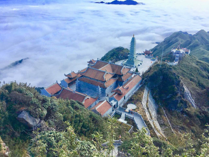 M&acirc;y d&agrave;y đặc v&agrave; b&ocirc;ng xốp tr&agrave;n ngập khắp nơi, bao bọc lấy cả khu vực đỉnh Fansipan khiến kh&ocirc;ng gian trở n&ecirc;n kỳ ảo như chốn bồng lai ti&ecirc;n cảnh.