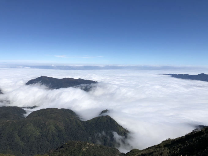 Đặc biệt, từ tr&ecirc;n c&aacute;c đỉnh n&uacute;i, m&acirc;y chảy th&agrave;nh d&ograve;ng tr&agrave;n xuống theo triền n&uacute;i như th&aacute;c m&acirc;y trắng x&oacute;a đẹp vi diệu.