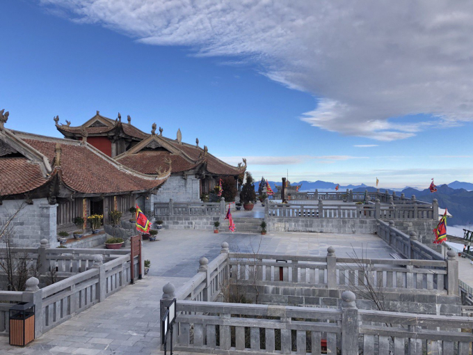 Những lớp m&acirc;y trắng lơ lửng dạo chơi tr&ecirc;n bầu trời xanh ngắt, tạo n&ecirc;n cảnh đẹp hiếm c&oacute;.