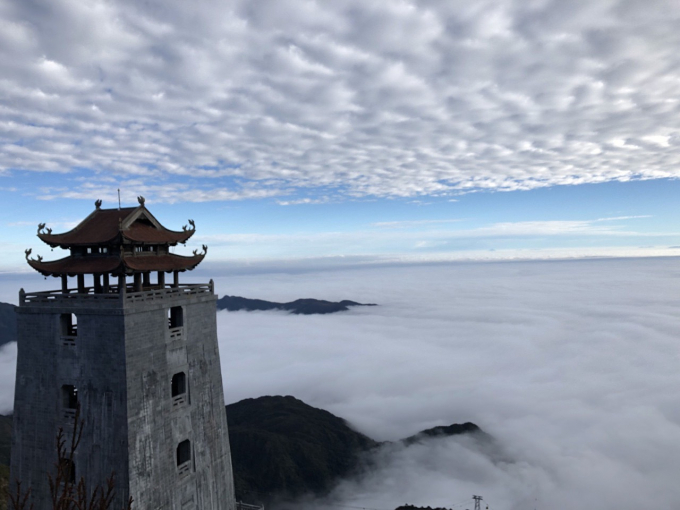 Đ&agrave;i g&aacute;c Đại Hồng Chung văng vẳng tiếng chu&ocirc;ng ng&acirc;n xa xăm giữa bốn bề m&acirc;y trắng, như thực, như mơ&hellip;