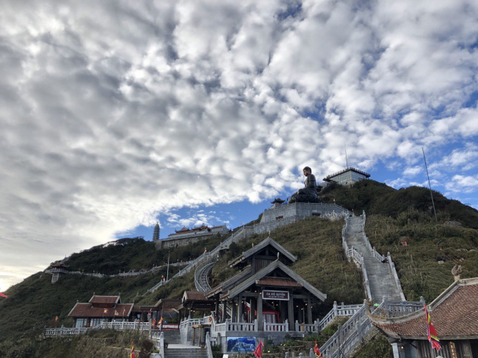 Thời tiết lạnh, c&oacute; khi xuống tới 1 độ v&agrave;o s&aacute;ng sớm nhưng trong xanh, nắng chan h&ograve;a như ở trời &Acirc;u, khiến du kh&aacute;ch v&ocirc; c&ugrave;ng th&iacute;ch th&uacute; dạo chơi v&agrave; chi&ecirc;m b&aacute;i c&aacute;c c&ocirc;ng tr&igrave;nh t&acirc;m linh sừng sững giữa m&acirc;y trời.