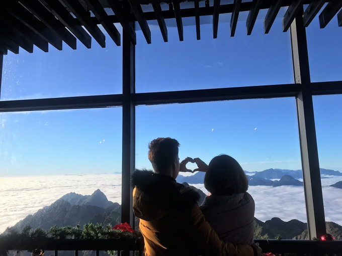 Tr&ecirc;n khu vực đỉnh, nhiều du kh&aacute;ch th&iacute;ch th&uacute; thưởng thức ly tr&agrave; t&aacute;o quế ấm nồng v&agrave; c&ugrave;ng nhau ngắm khung cảnh l&atilde;ng mạn hiếm c&oacute;.