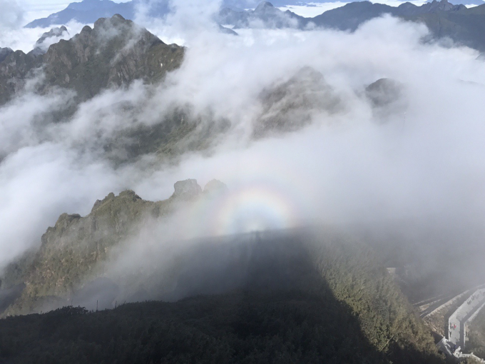 C&aacute;c du kh&aacute;ch may mắn c&ograve;n được chứng kiến khoảnh khắc ph&aacute;t quang m&agrave;u nhiệm tr&ecirc;n khu vực đỉnh v&agrave;o s&aacute;ng ng&agrave;y 18/12.